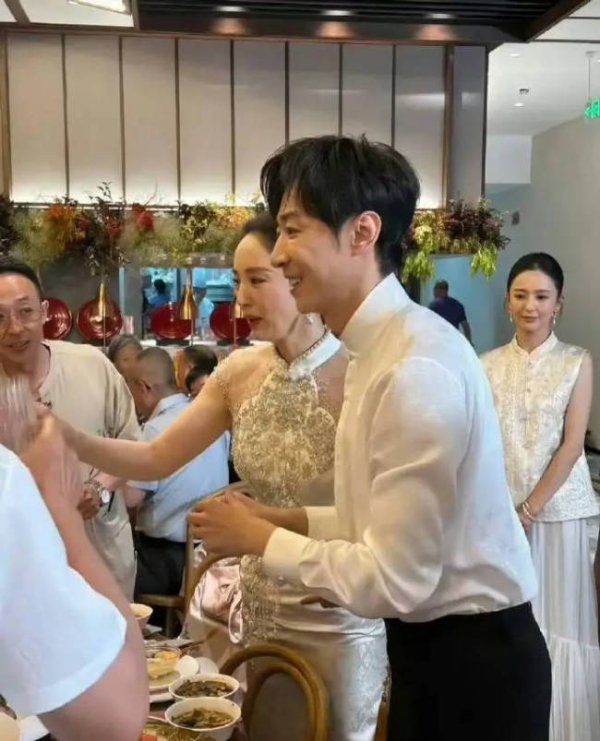 策略资本 张维伊董璇婚宴饭店费用引争议