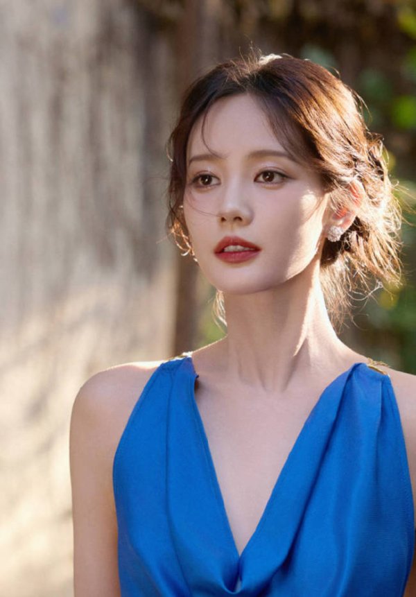 民间资本 李一桐穿蓝色礼裙笑容明艳 精致妆容衬出优雅浪漫