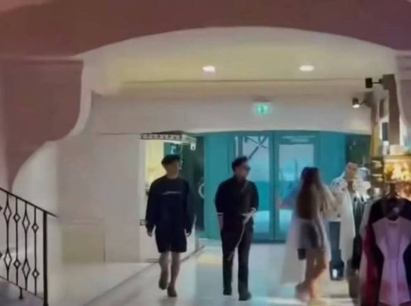 大牛证券 谢霆锋和大儿子度假被偶遇 父子状态在线气氛融洽